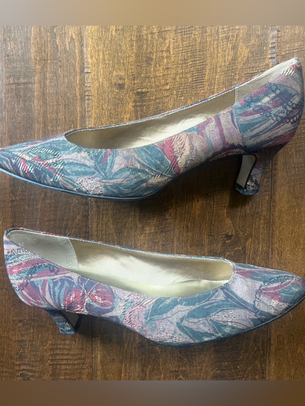 Vintage 80’s/ 90’s LifeStride floral tapestry brocade pumps
